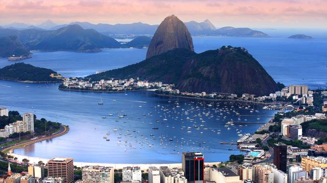 Blick auf den Zuckerhut in Rio de Janeiro mit vielen Booten im Hafen und der Stadt im Vordergrund